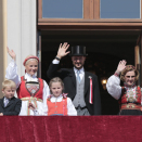 17. mai: Kongefamilien hilser barnetoget i Oslo fra Slottsbalkongen. Foto: Lise Åserud, NTB scanpix